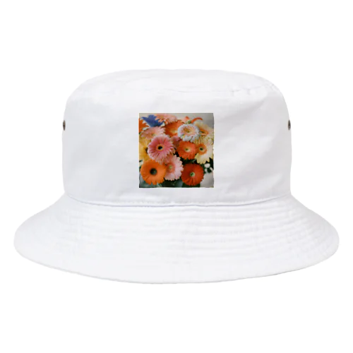 色鮮やかなガーベラのアイテム Bucket Hat