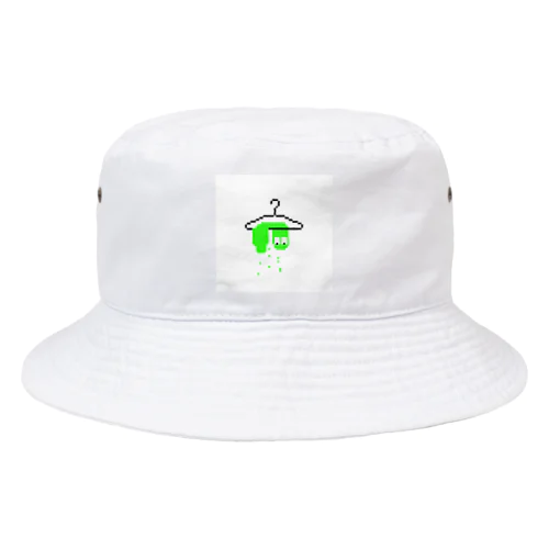 ハンガーにかかった緑スライム Bucket Hat