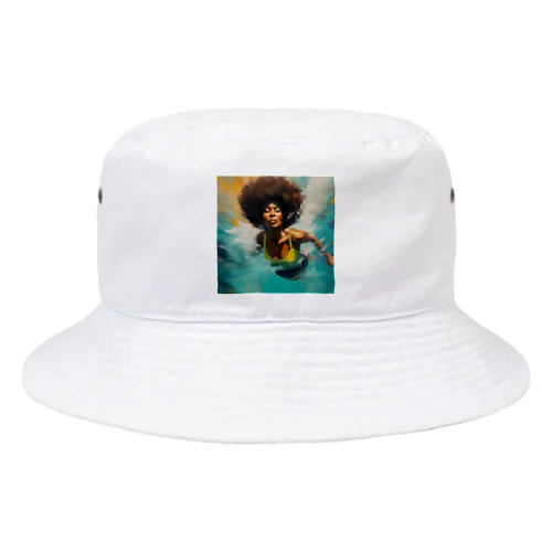 海の世界を楽しむ女性 Bucket Hat