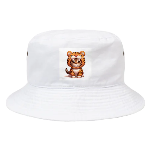 小さな子猫が虎のフードをかぶる座っている Bucket Hat