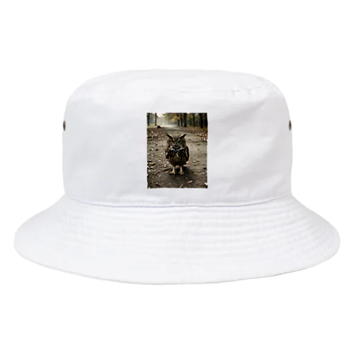 地面を歩くフクロウ Bucket Hat