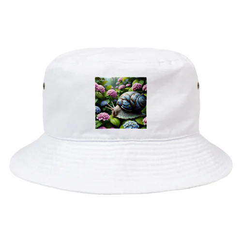 アジサイの花の下を移動するカタツムリ Bucket Hat