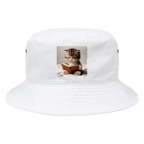 読書する赤ちゃんネコのグッズ Bucket Hat