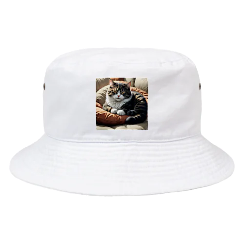 ソファのクッションの上で眠る猫 Bucket Hat