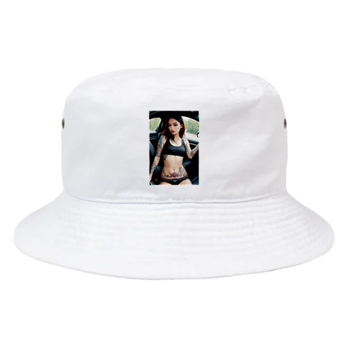 車にいるタトゥー美女 Bucket Hat