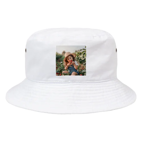 苺狩りで口にほうばんでいる女の子　ラフルール　1859 Bucket Hat