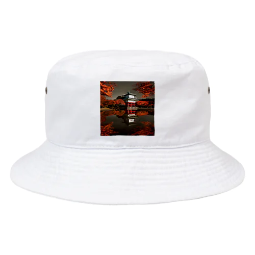 池に映る日本の歴史的建造物と紅葉 Bucket Hat