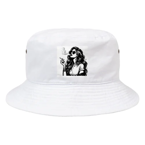 タバコを吸っている女性 Bucket Hat