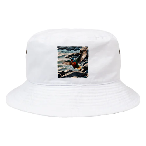 波打ち際で羽ばたく色鮮やかな鳥 Bucket Hat