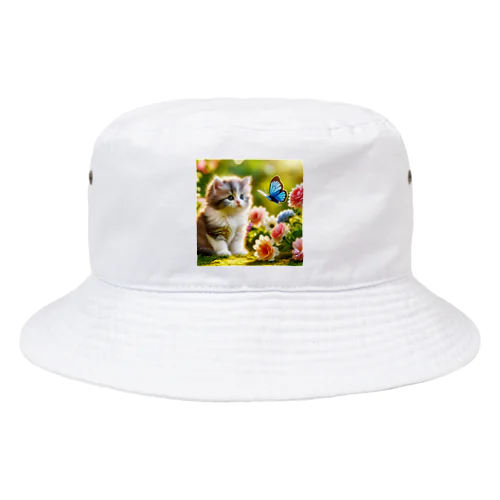 かわいい子猫と蝶々が仲良く遊んでいる様子✨ Bucket Hat