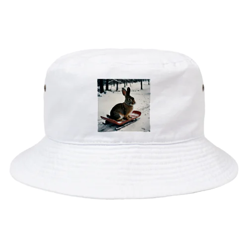 そりで滑っているウサギ Bucket Hat