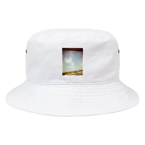 車から Bucket Hat