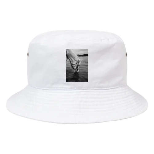 白い馬　ビーチ　白黒写真 Bucket Hat