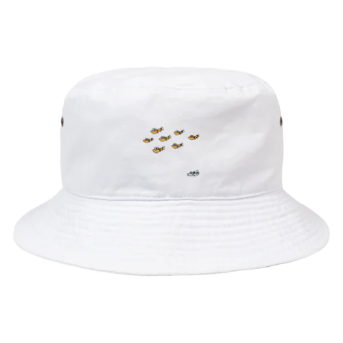 背曲がりメダカのビロ　みんなと一緒 Bucket Hat