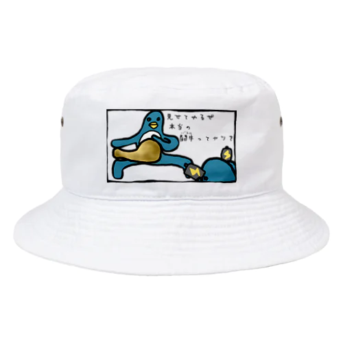 ナンと単１電池で闘牛(バトル)をするペンギンたち Bucket Hat