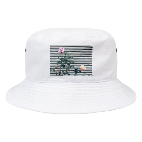 薔薇とシャッター Bucket Hat