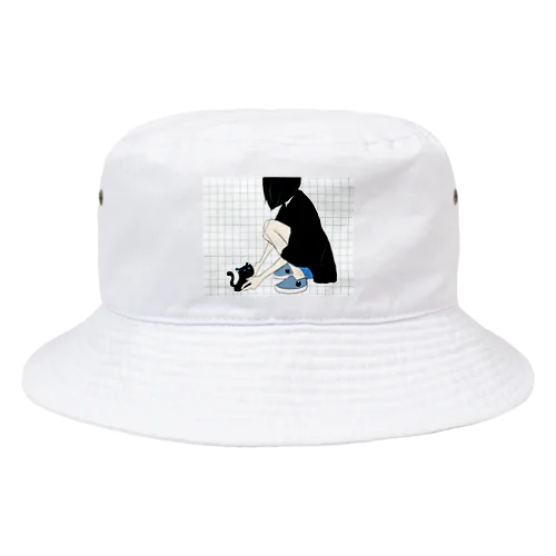 猫を拾う女の子。 Bucket Hat