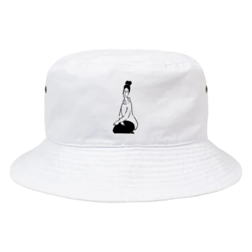 『黄色いセーターを着たジャンヌ・エビュテルヌ』 Bucket Hat