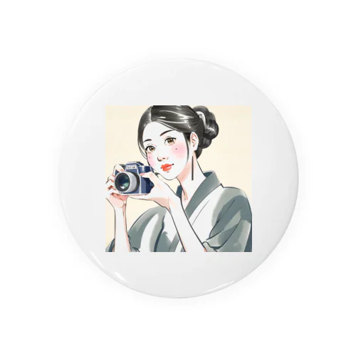 和美さん写真を撮る Tin Badge