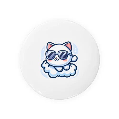 ふわふわの雲の上に座るねこちゃん Tin Badge