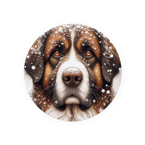 雪の中しかめっ面の犬さん Tin Badge