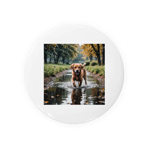 水辺を歩く犬 dog on the water 缶バッジ