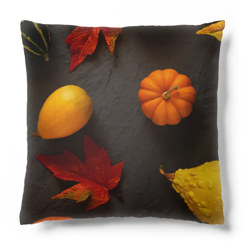 秋やハロウィンの活動に最適　黒背景が際立つ漆喰ボードにパンプキンと落ち葉が施されたデザイン　油絵調 Cushion