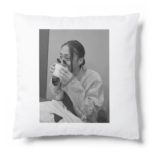 茶をすする俺白黒 Cushion