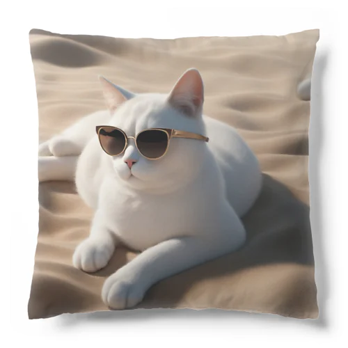 ビーチで波の音を聴きながらサングラスをかけた猫 Cushion