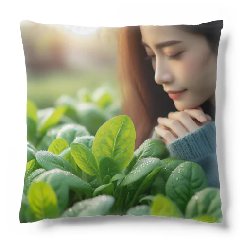 畑のほうれん草に感動するお姉さん Cushion