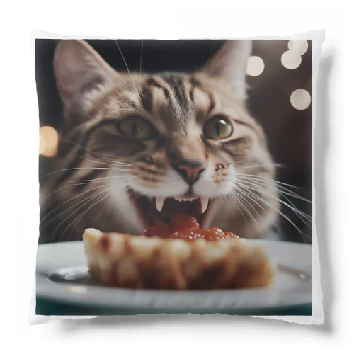 ごはんを食べている猫 Cushion