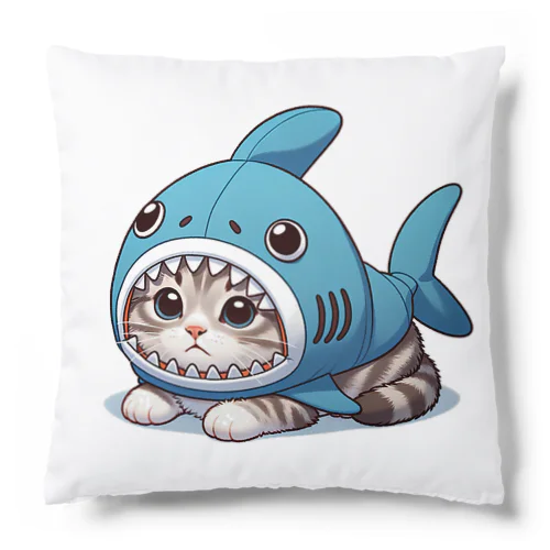 サメのフードを被った可愛らしい子猫 Cushion