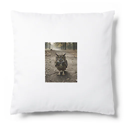 地面を歩くフクロウ Cushion