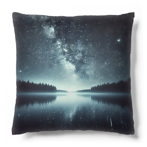 静かな湖に輝く星々が織りなす幻想的な光景 Cushion