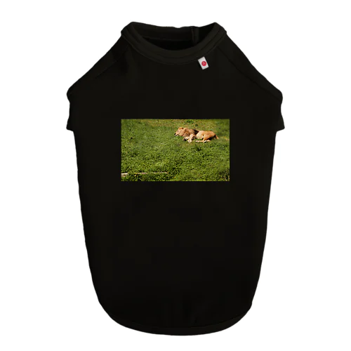 草原のライオン Dog T-shirt