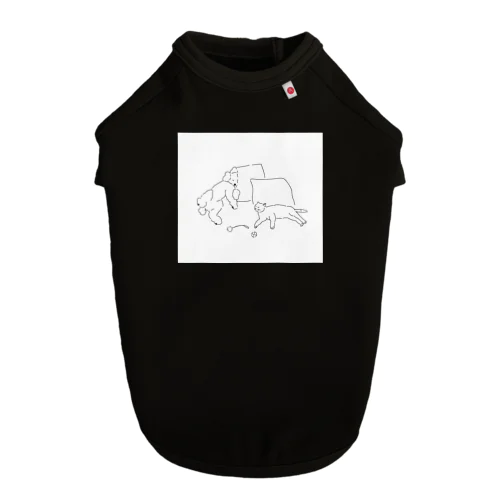 たくさん遊んで眠るいぬとねこ Dog T-shirt