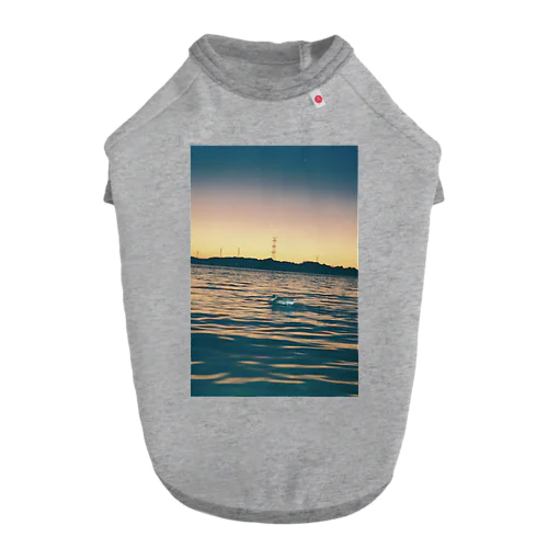 フィルムカメラで撮る夕方の湖の景色 ドッグTシャツ