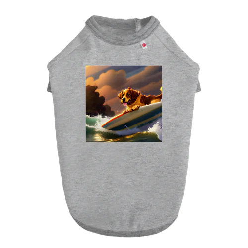サーフィンしているかっこいい犬 ドッグTシャツ