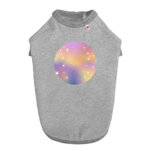 パステルカラーの夜空に浮かぶ星たち！遅すぎることはない！ ドッグTシャツ