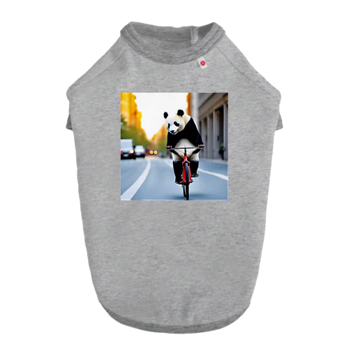 街を自転車で走るパンダ Dog T-shirt