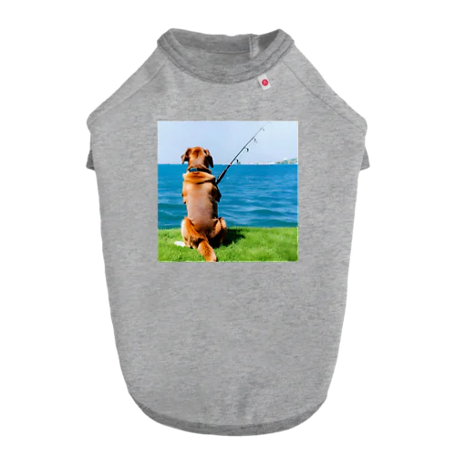 the dog is fishing fish ドッグTシャツ