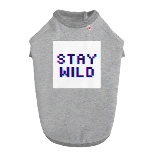 魅力的なロゴ　STAY WILD ドッグTシャツ