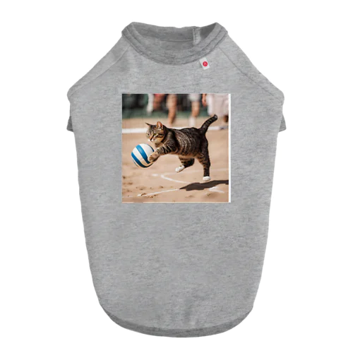 バレーボールをする猫 ドッグTシャツ