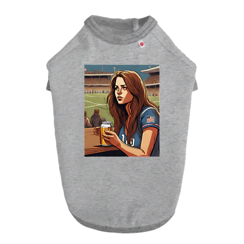 アメリカ人女性がビール方野外で② ドッグTシャツ