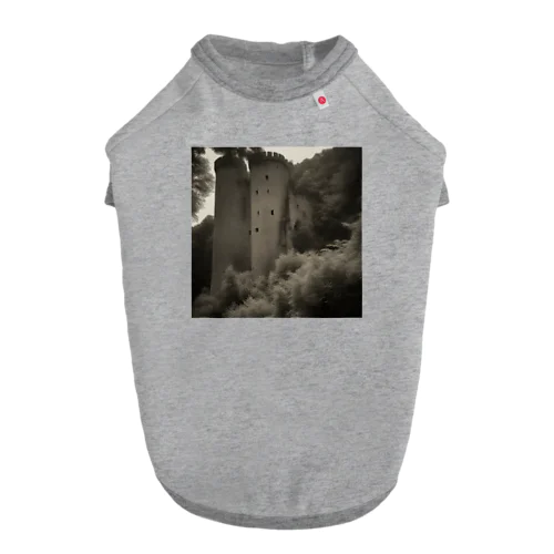 深い森の砦 Dog T-shirt