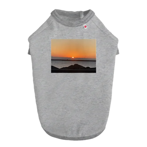 海に輝く朝日 Dog T-shirt
