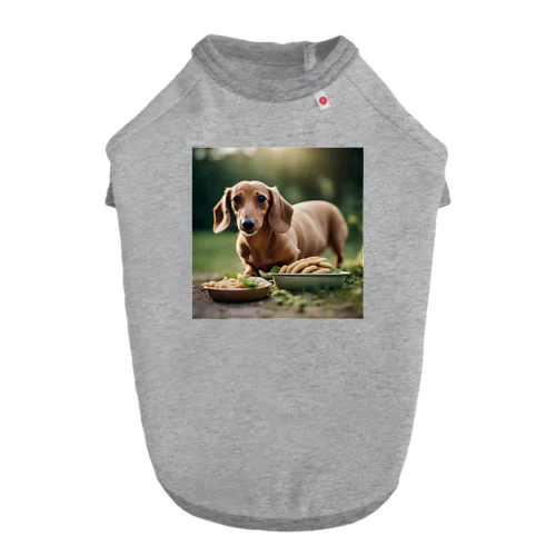 おやつを前にしたダックスフント Dog T-shirt