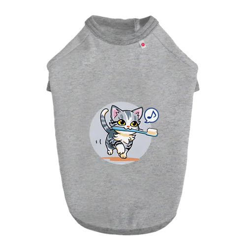 歯ブラシをくわえたアメリカンショートヘアの子猫 Dog T-shirt