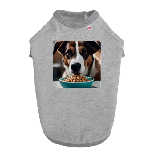 食べている犬 ドッグTシャツ