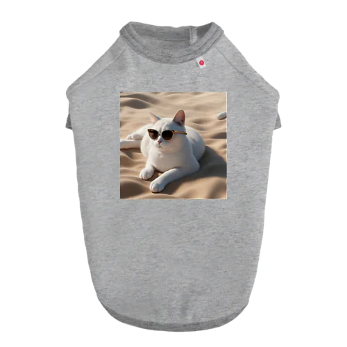 ビーチで波の音を聴きながらサングラスをかけた猫 Dog T-shirt